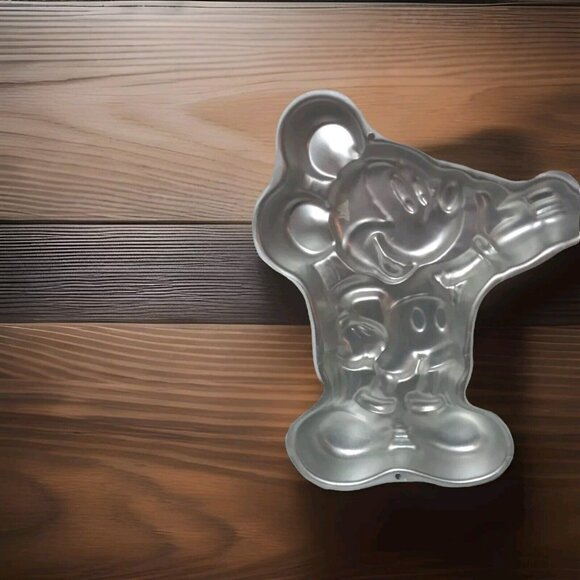 Wilton 1995 Vintage Disney Mickey Mouse Cake Pan 2105-3601 Mickey retired - Picture 3 of 3